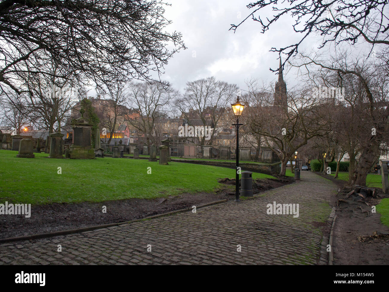 Vista di Greyfriars Chiesa cantiere, e il Castello di Edimburgo. Foto Stock