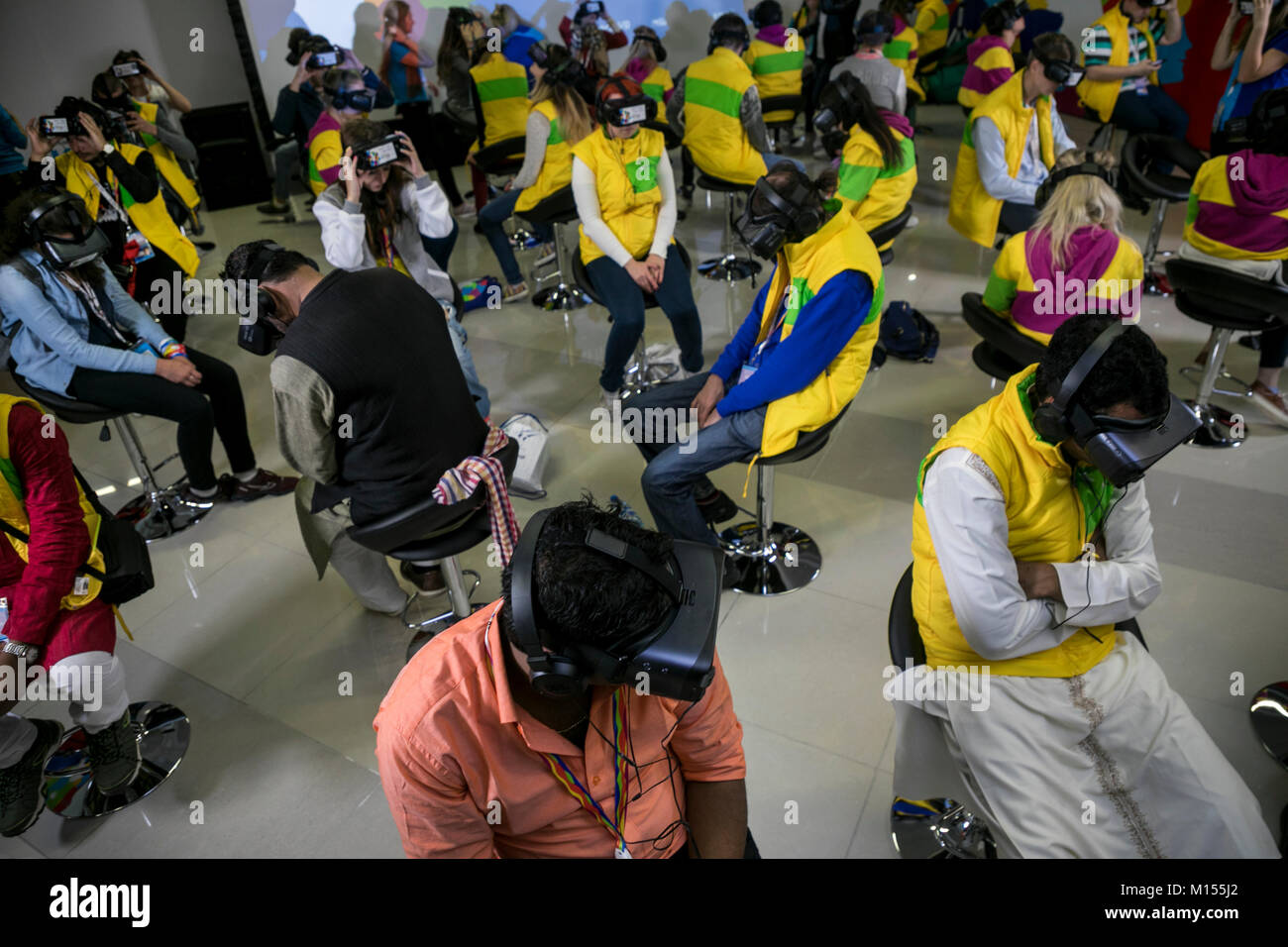 Le persone sono la visione di un filmato in realtà virtuale cinema di occhiali speciali Foto Stock