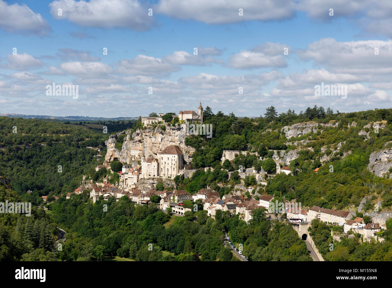 Rocamadour ha attratto visitatori per la sua impostazione in una gola al di sopra di un affluente del fiume Dordogne, . Foto Stock