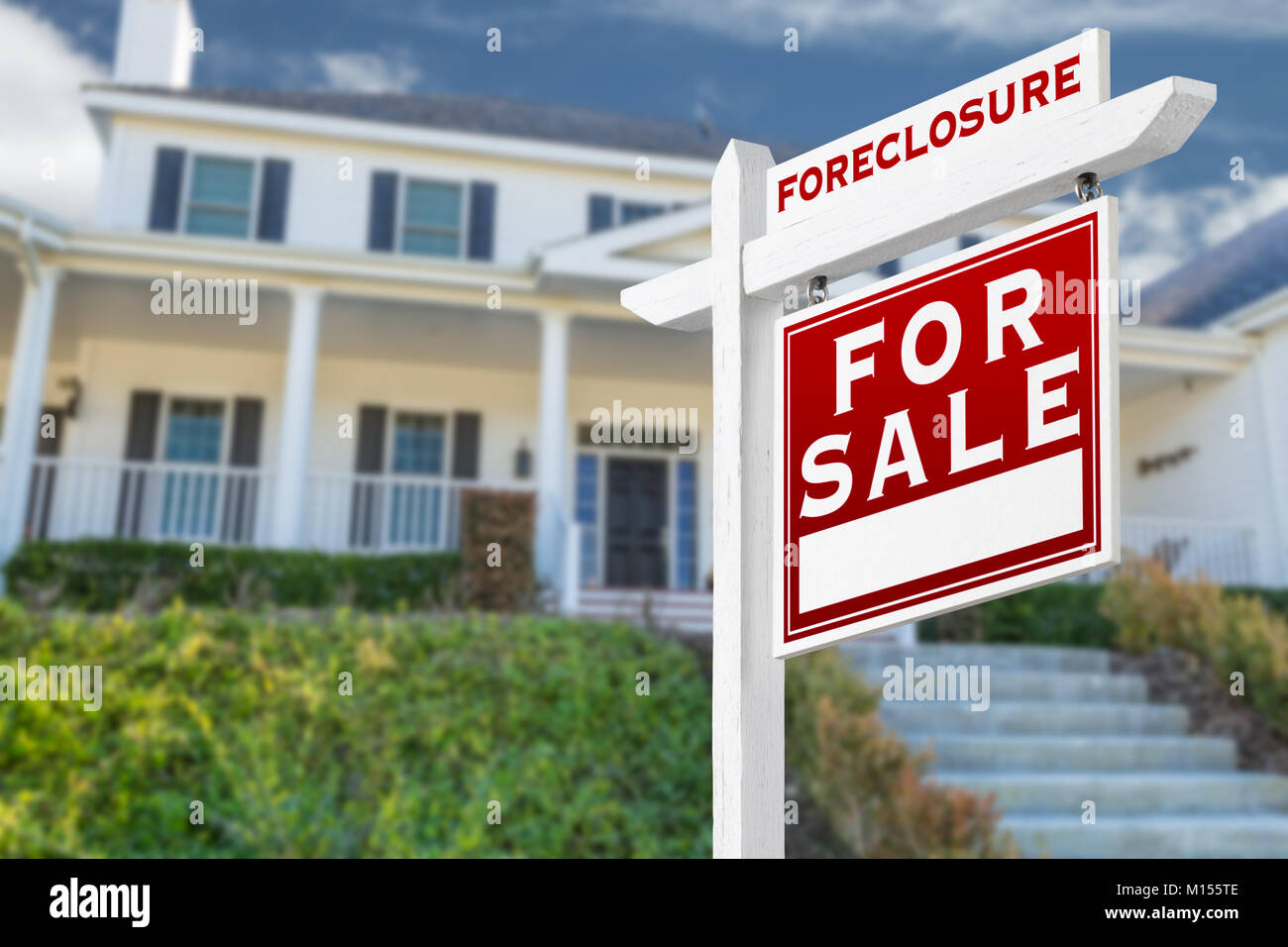 A destra la preclusione per la vendita immobiliare di segno di fronte a casa. Foto Stock