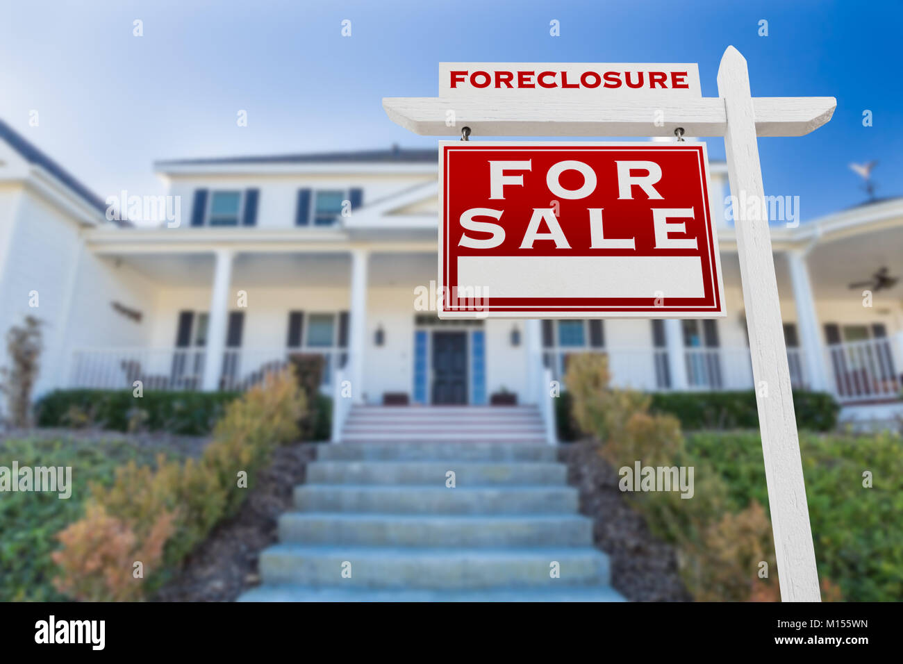 A sinistra verso la preclusione per la vendita immobiliare di segno di fronte a casa. Foto Stock