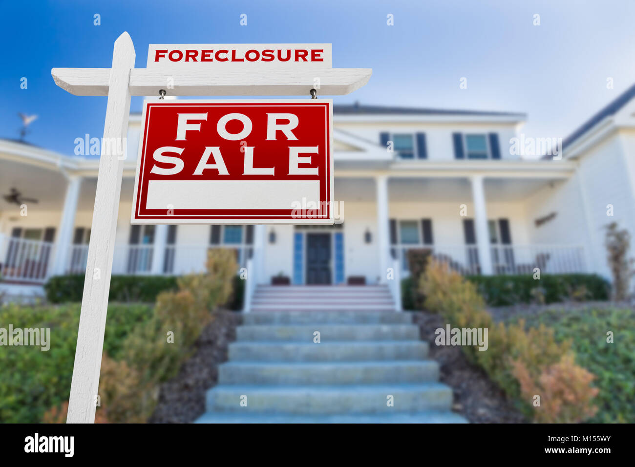 A destra la preclusione per la vendita immobiliare di segno di fronte a casa. Foto Stock