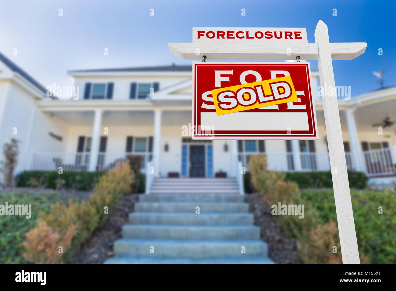 A sinistra verso la preclusione venduto per la vendita immobiliare di segno di fronte a casa. Foto Stock