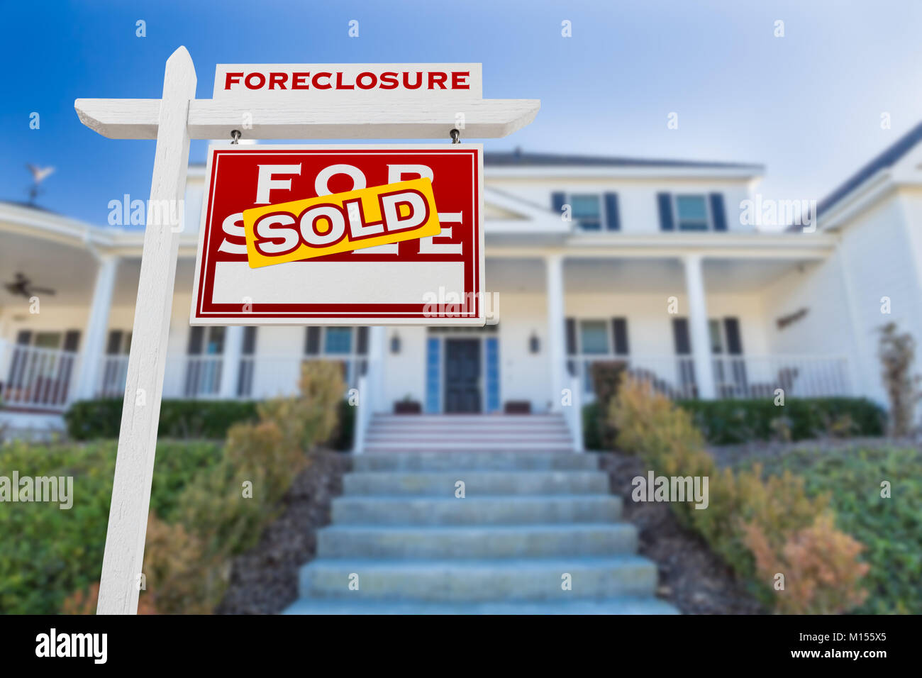 Rivolta verso destra venduti di preclusione per la vendita immobiliare di segno di fronte a casa. Foto Stock