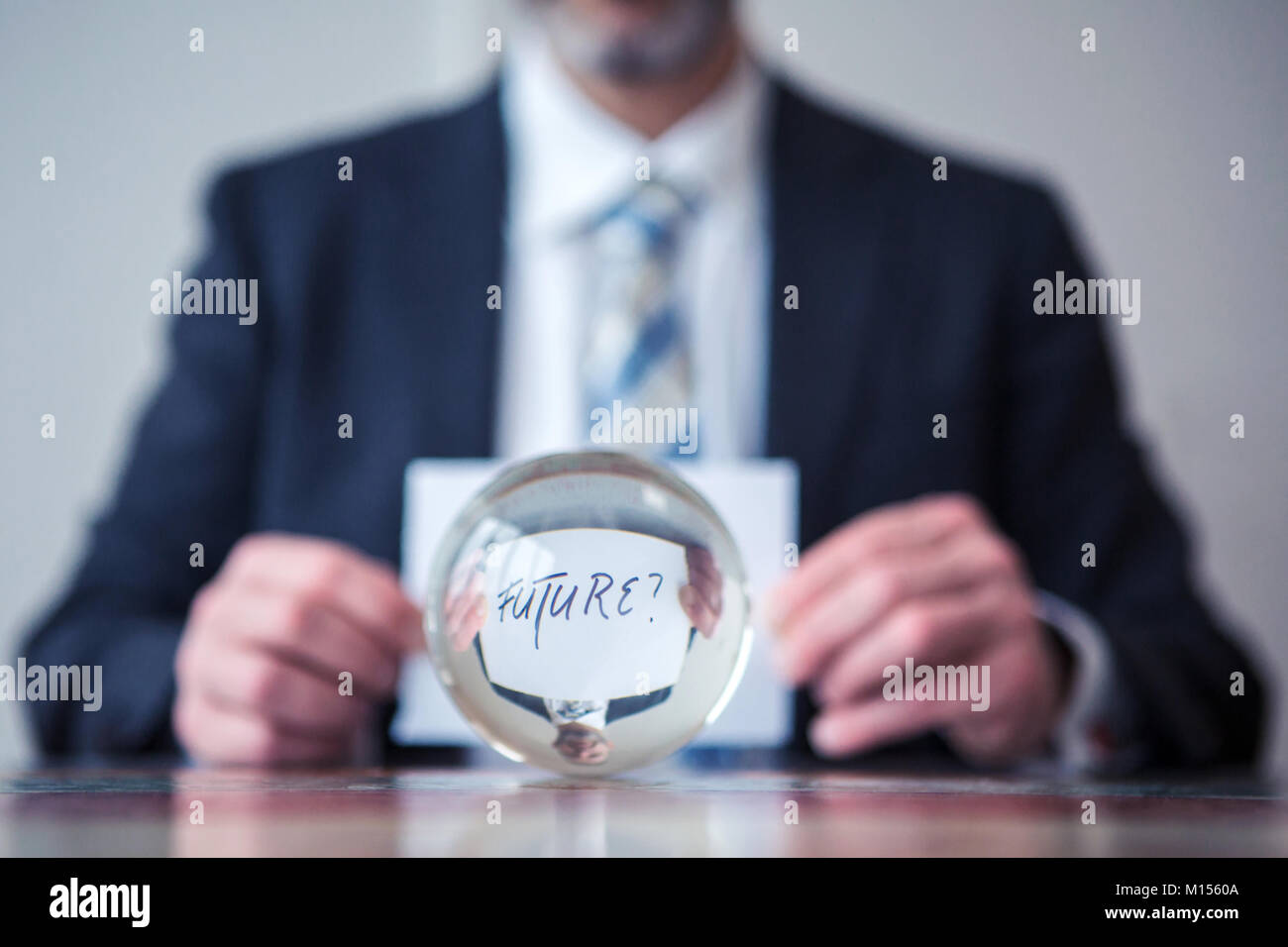 Primo piano di uomo con la carta con la parola Futuro davanti a sfera di vetro Foto Stock