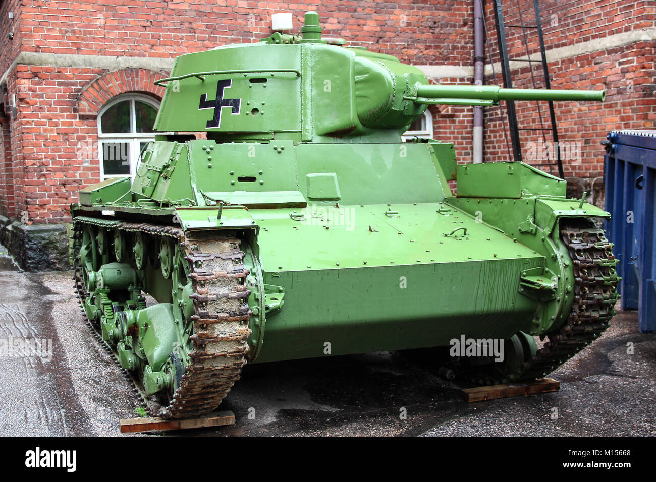 Serbatoio russo 30s T-26 con una svastica finlandese, un serbatoio catturato dall'esercito finlandese durante l'inverno Soviet-Finnish guerra. Museo della guerra, Helsinki Foto Stock