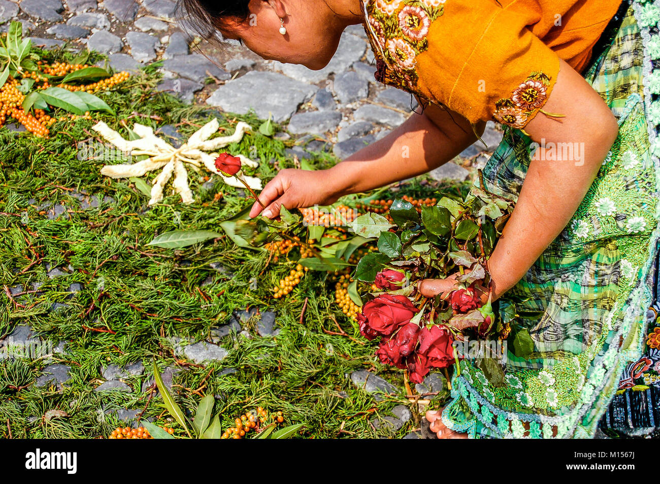 Antigua Guatemala - Marzo 29, 2009: realizzazione di Flower Settimana Santa processione tappeto in città con più famosi alle celebrazioni della Settimana Santa in America Latina Foto Stock