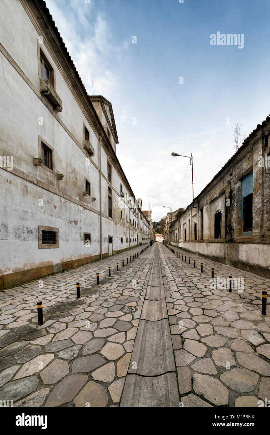 Street con prospettiva in Alcobaca, Portogallo. R. Dom Pedro V. Foto Stock