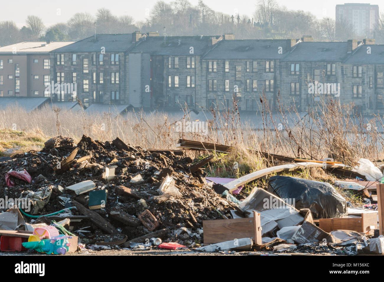Rifiuti oggetto di pratiche di dumping su vacante in terreni abbandonati sul bordo del parco Cowlairs, Sighthill, Nord Glasgow, Scotland, Regno Unito Foto Stock