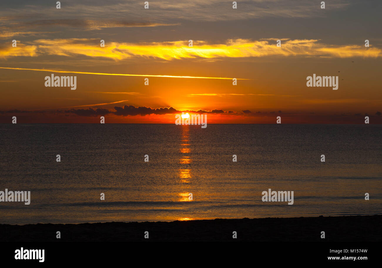 Golden sunrise a Sunny Isles Beach, Florida del Sud, Stati Uniti d'America. Foto Stock