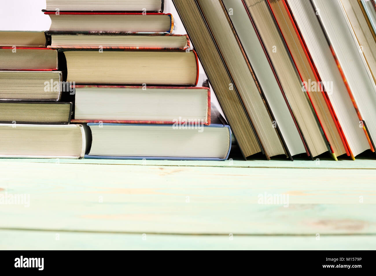 Pila di vari libri sullo sfondo di legno. Copia con spazio per il testo Foto Stock
