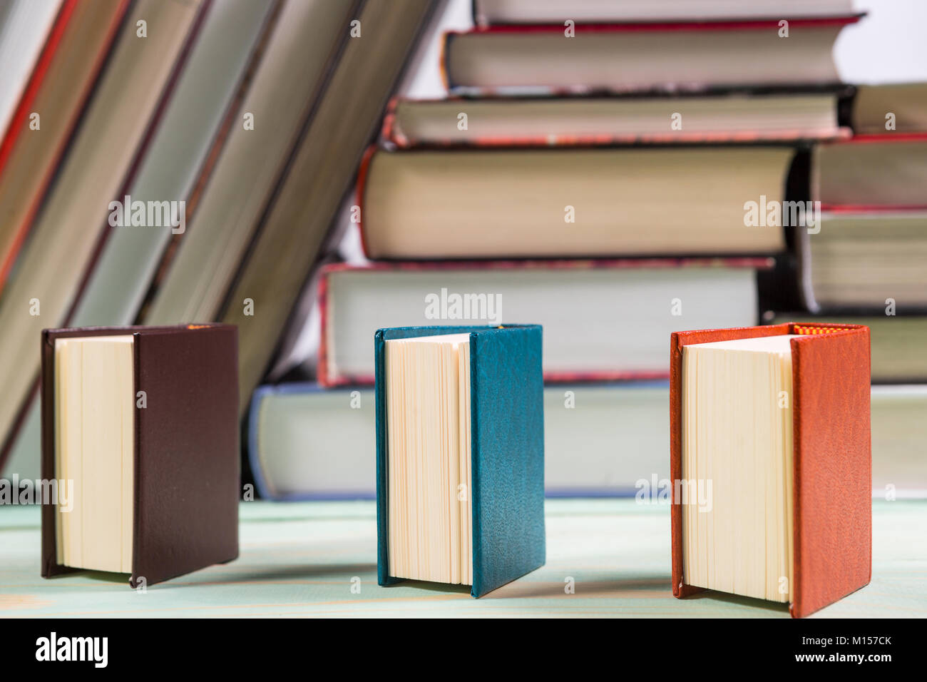 Pila di vari libri sullo sfondo di legno. Copia con spazio per il testo Foto Stock