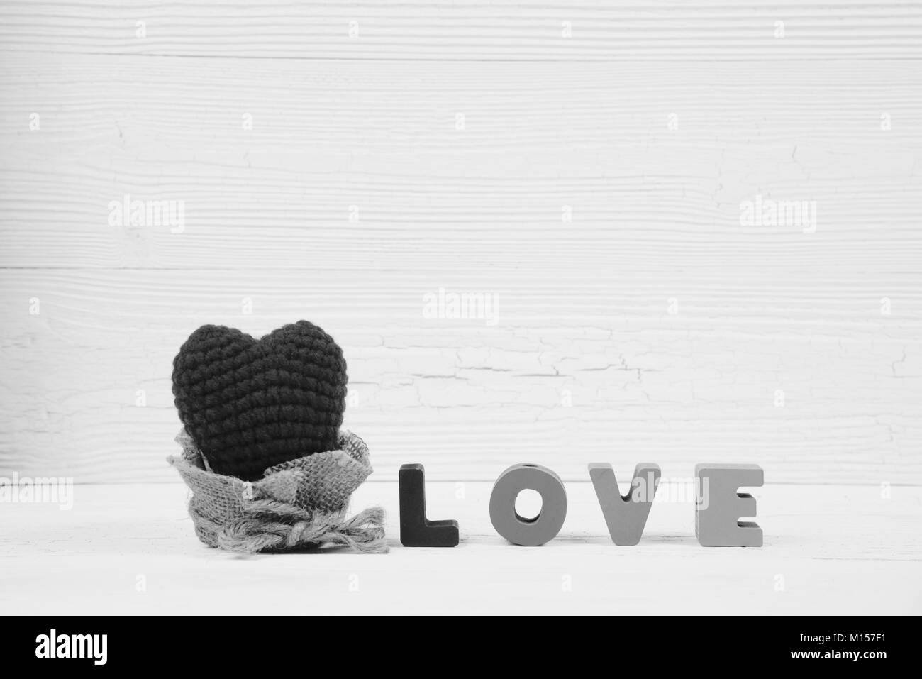 Scheda di San Valentino con amore testo rosso e maglia cuore in legno bianco e lo sfondo copia spazio per aggiungere testo e immagine, amore e il giorno di san valentino concep Foto Stock