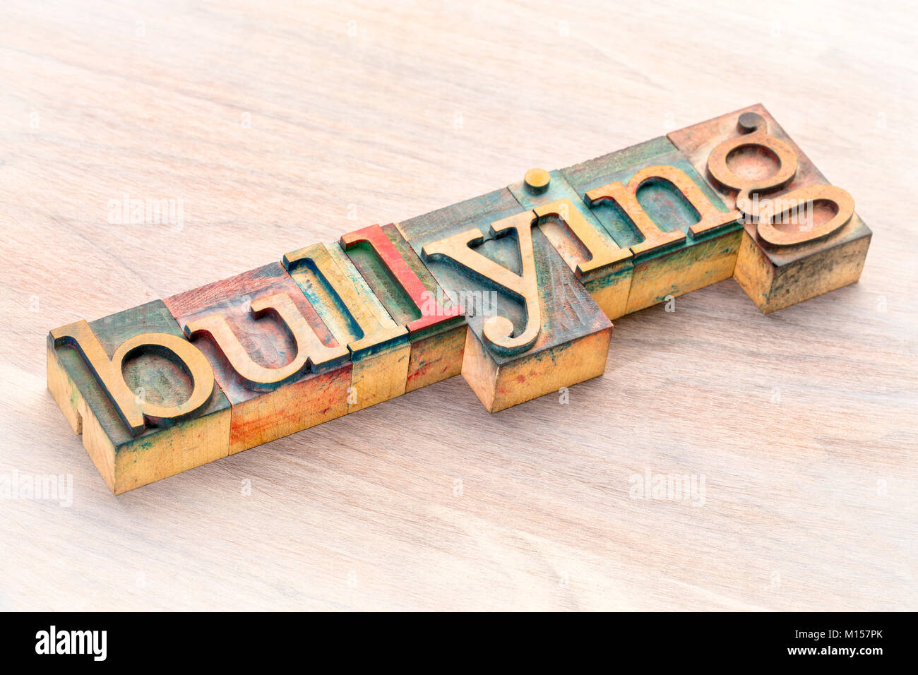 Il bullismo parola astratta letterprtess in legno tipo blocchi colorati da inchiostri a colori Foto Stock