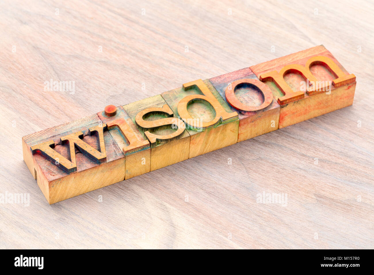 La saggezza di parola in astratto letterprtess tipo legno blocchi colorati da inchiostri a colori Foto Stock