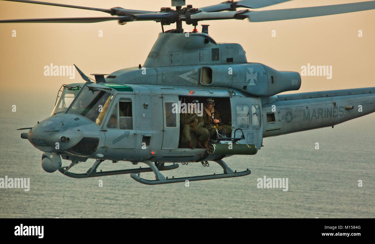 L'Assistente Comandante del Marine Corps gen. Glenn M. Walters vola in un UH-1Y Venom (Huey) al Camp Schwab, Okinawa, in Giappone, nov. 9, 2017. Okinawa è la casa dei sette Marine Corps basi ed è in grado di fornire la base continua-supporto operativo per le organizzazioni del locatario e follow-on negli Stati Uniti e delle forze alleate durante il training, combattere o operazioni di emergenza in tutta l'Indo-Asia regione del Pacifico. (U.S. Marine Corps Foto di Cpl. Hailey D. argilla) Foto Stock