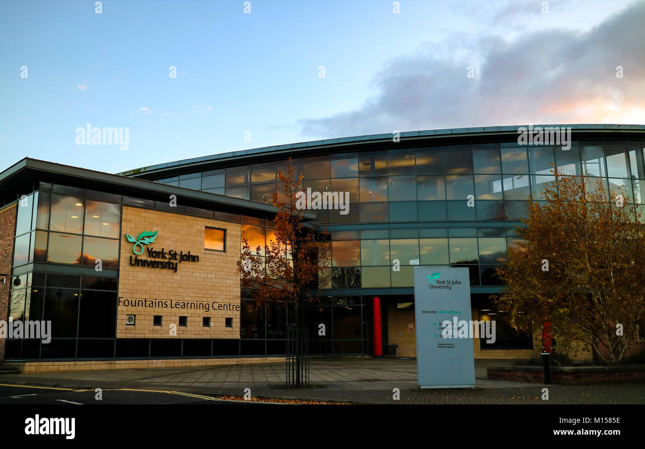 York, Regno Unito - 11/18/2017: York San Giovanni fontane Learning Centre e Biblioteca durante il giorno Foto Stock