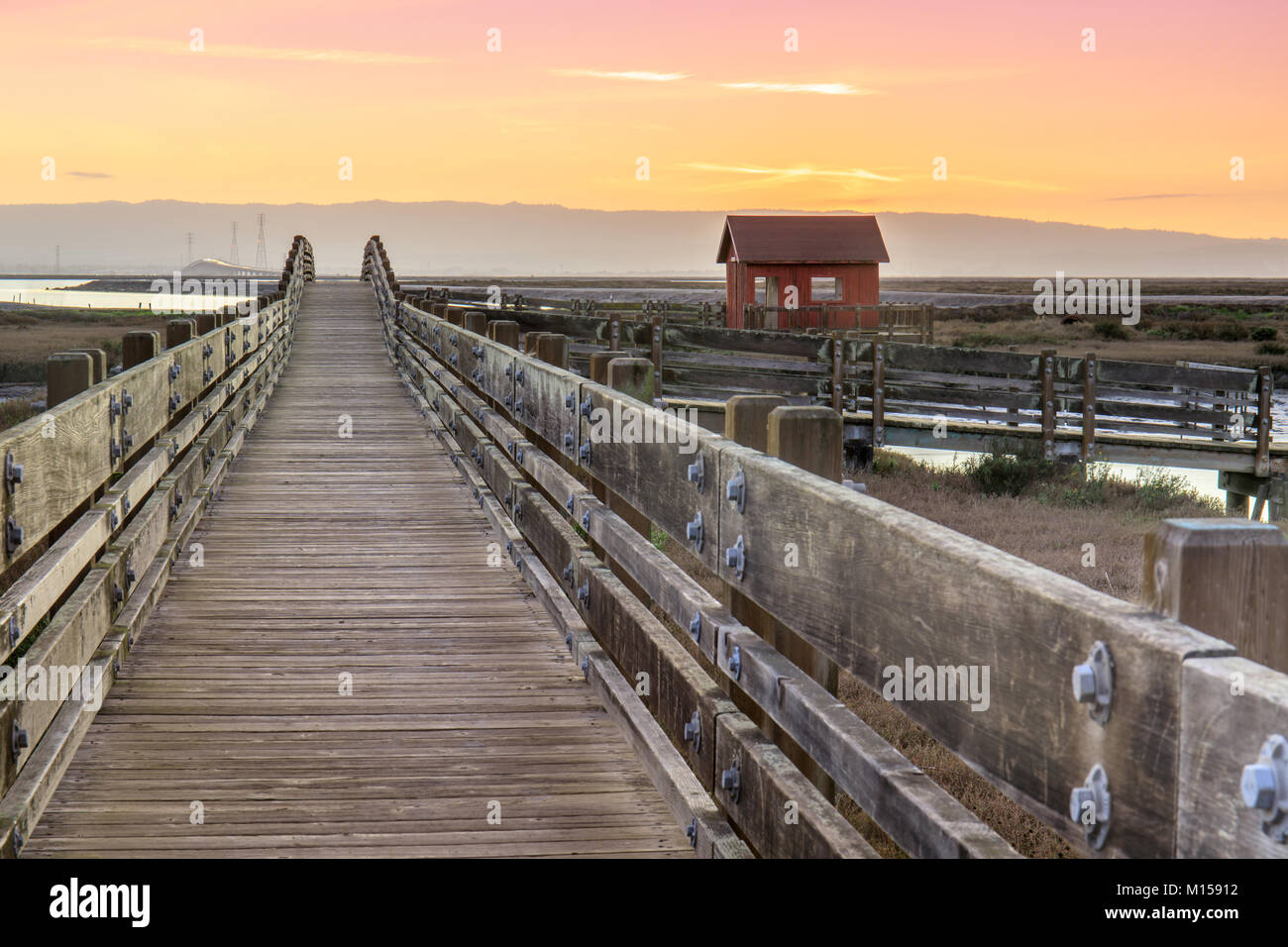 Ponte di Legno e Log Cabin paesaggio. Foto Stock