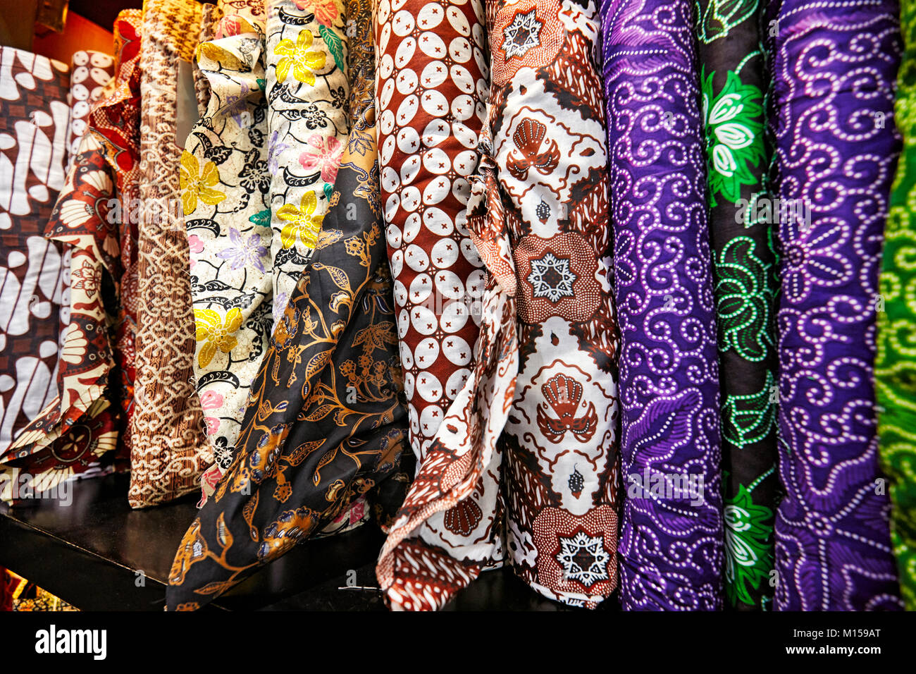 Selezione di tessuti batik per la vendita in Hamzah Batik shop. Yogyakarta, Java, Indonesia. Foto Stock