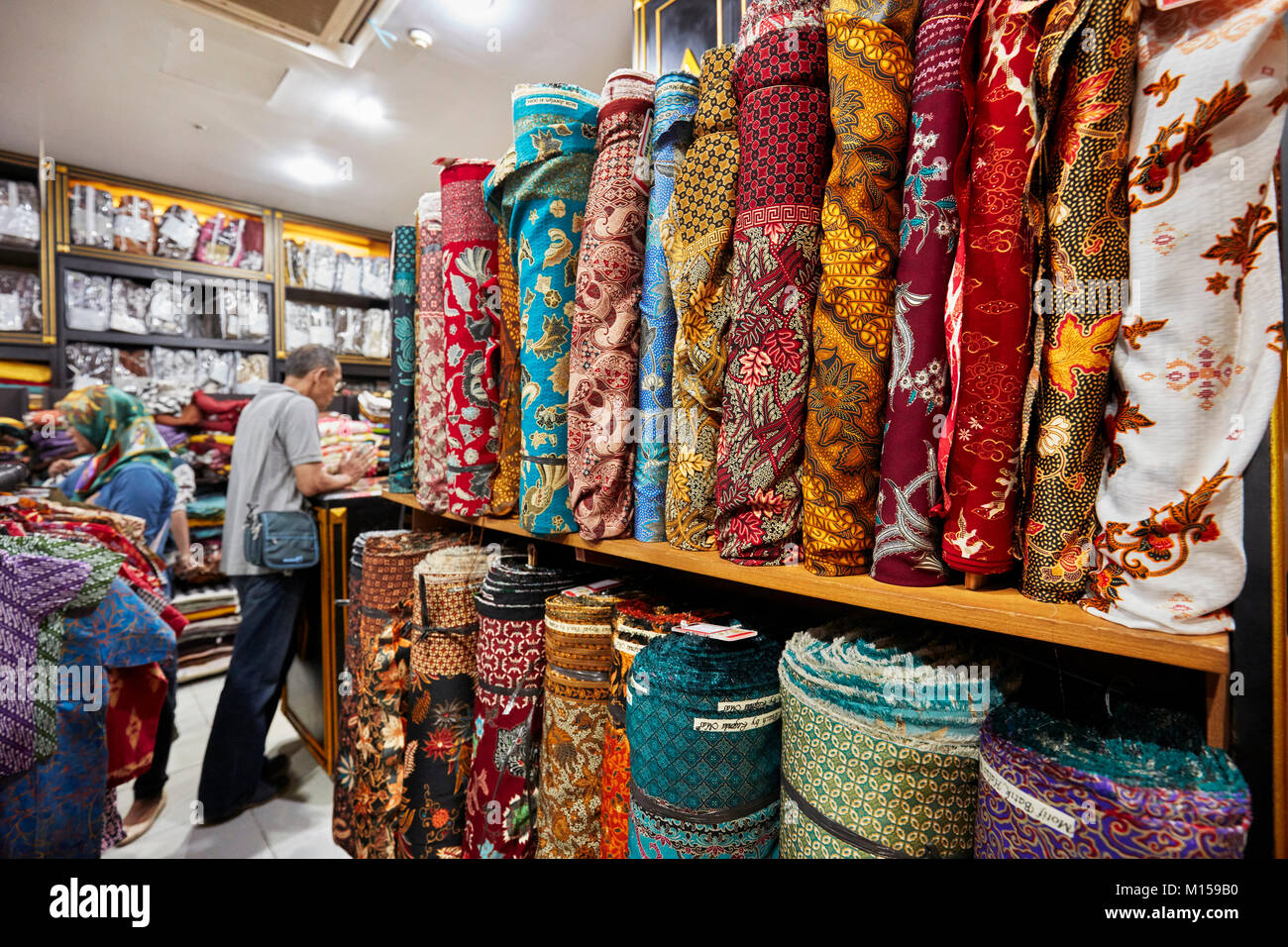 Selezione di tessuti batik per la vendita in Hamzah Batik shop. Yogyakarta, Java, Indonesia. Foto Stock