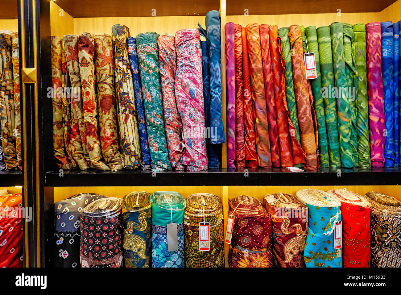 Selezione di tessuti batik per la vendita in Hamzah Batik shop. Yogyakarta, Java, Indonesia. Foto Stock
