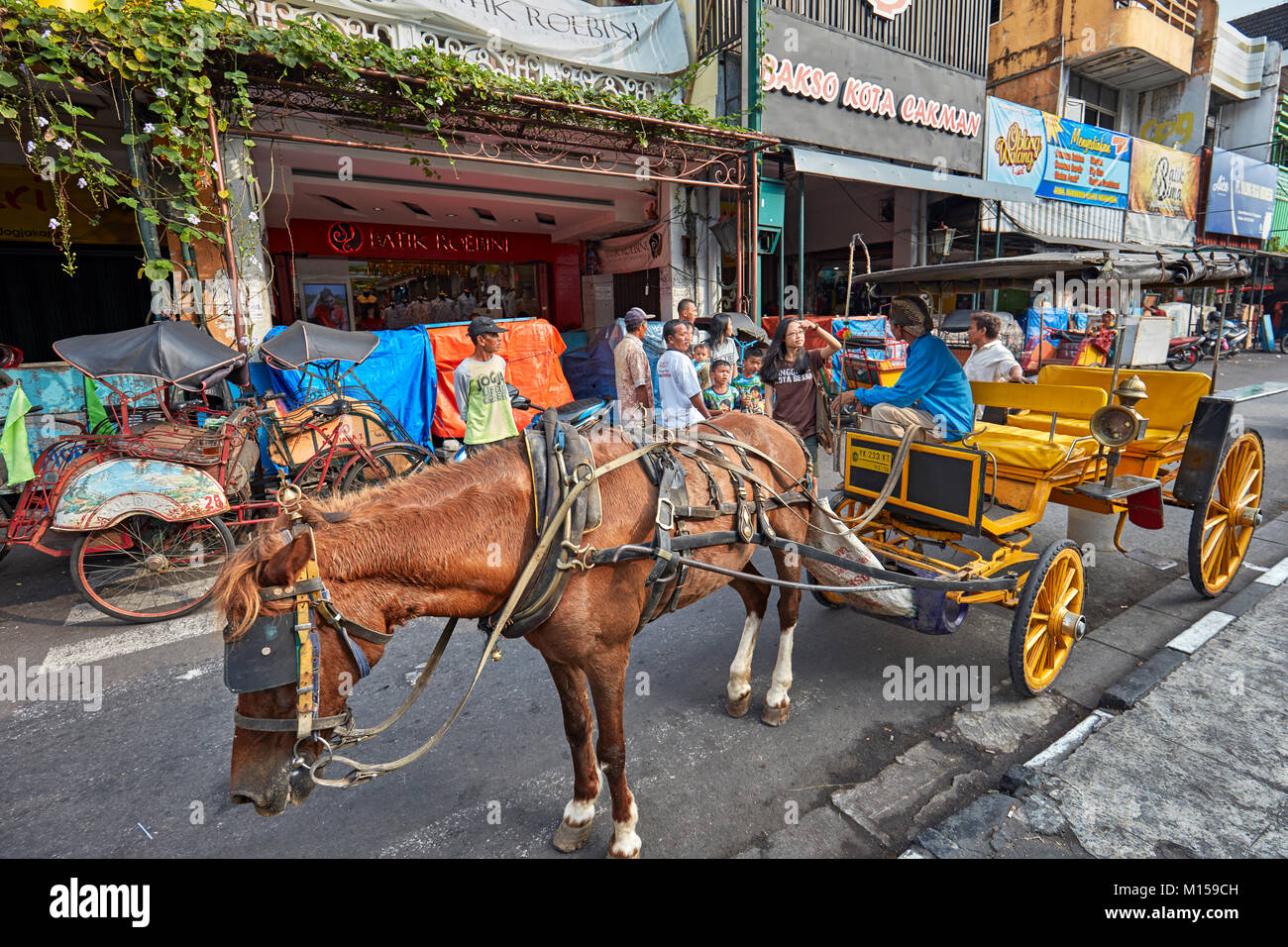 Carrozza a cavalli in attesa per i clienti su Malioboro Street. Yogyakarta, Java, Indonesia. Foto Stock