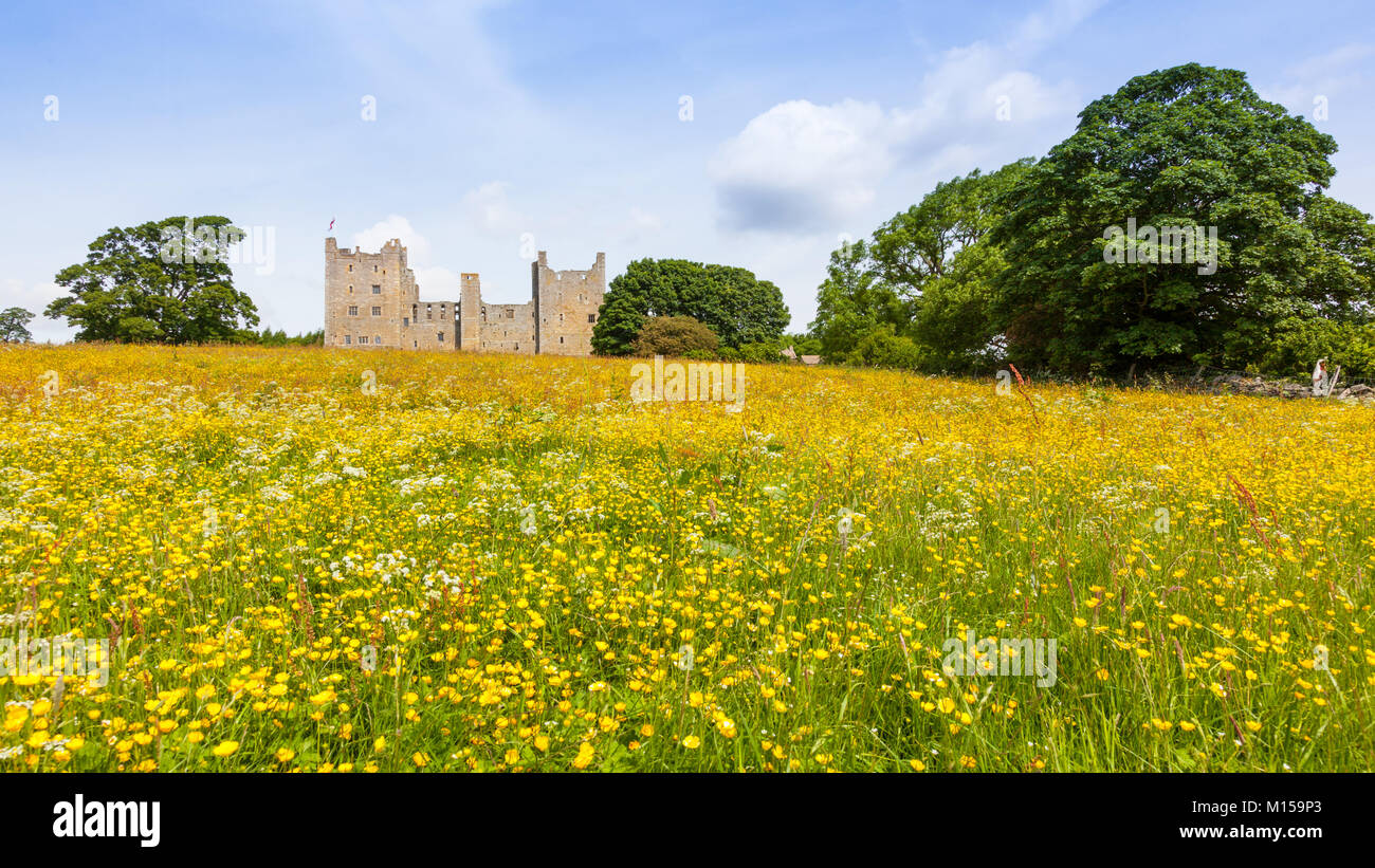 Una vista panoramica del castello di Bolton - un castello del XIV secolo situato in Wensleydale, North Yorkshire, Inghilterra - da fuori l'albergo. La vicina Foto Stock