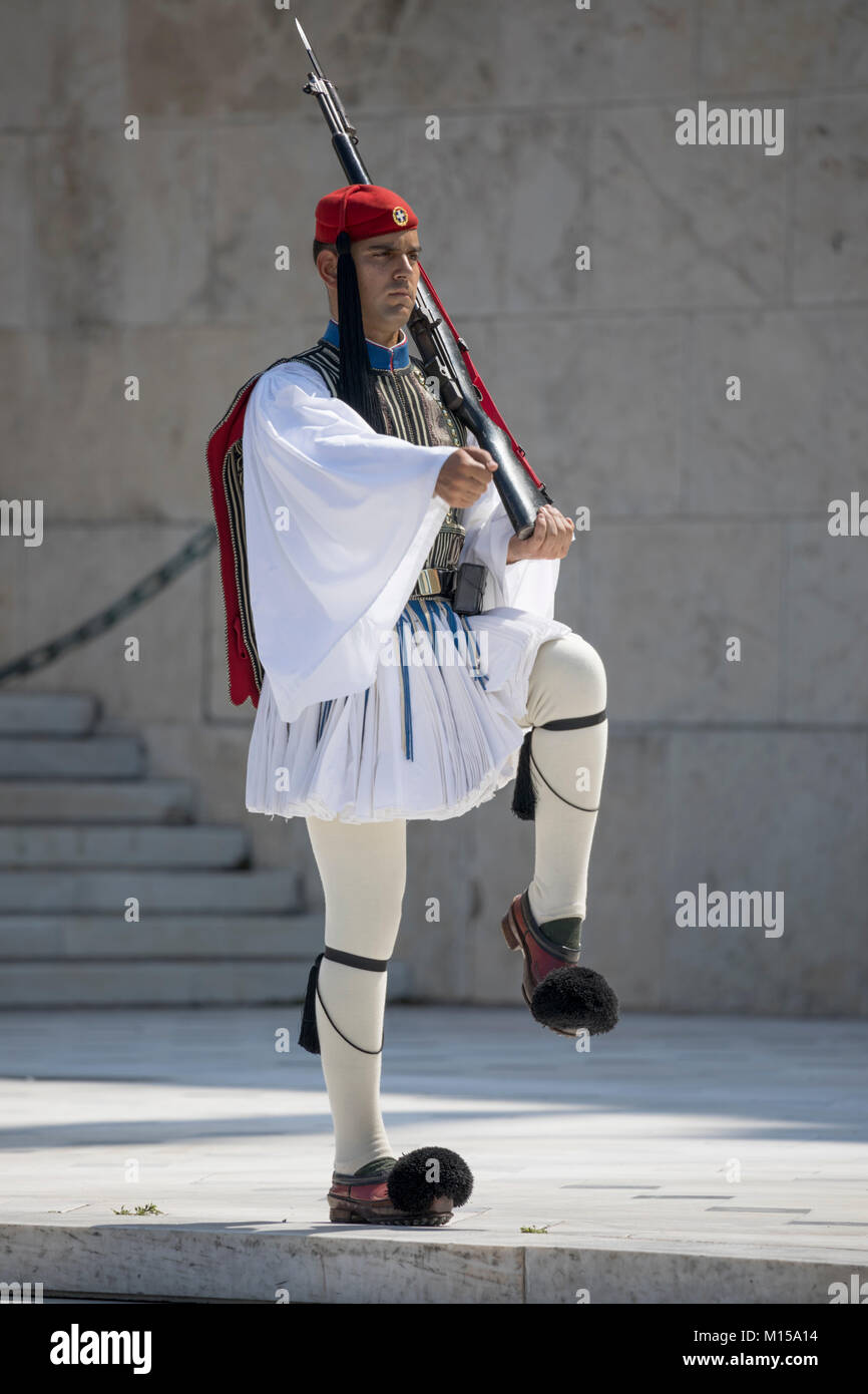 Cambio della guardia presso la tomba del Milite Ignoto in piazza Syntagma, Atene, Grecia, Europa Foto Stock