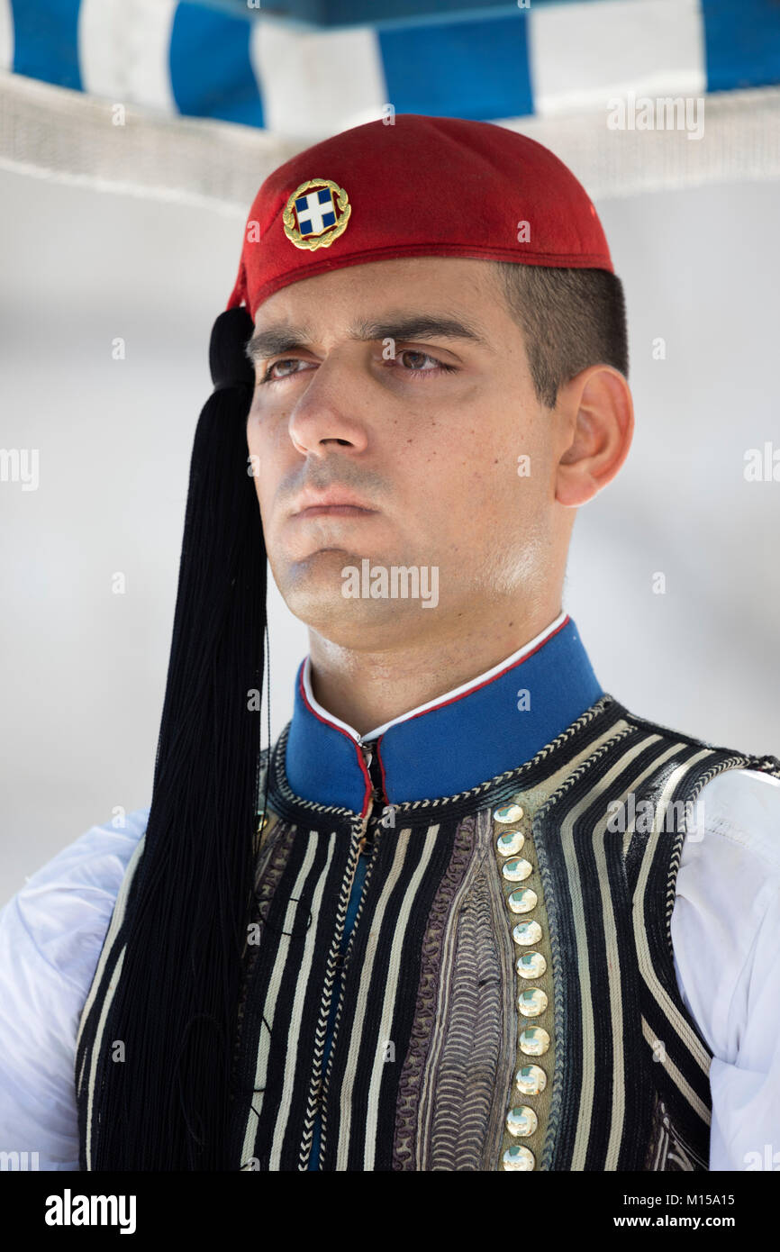 Ritratto di guardia in costume tradizionale presso la tomba del Milite Ignoto in piazza Syntagma, Atene, Grecia, Europa Foto Stock