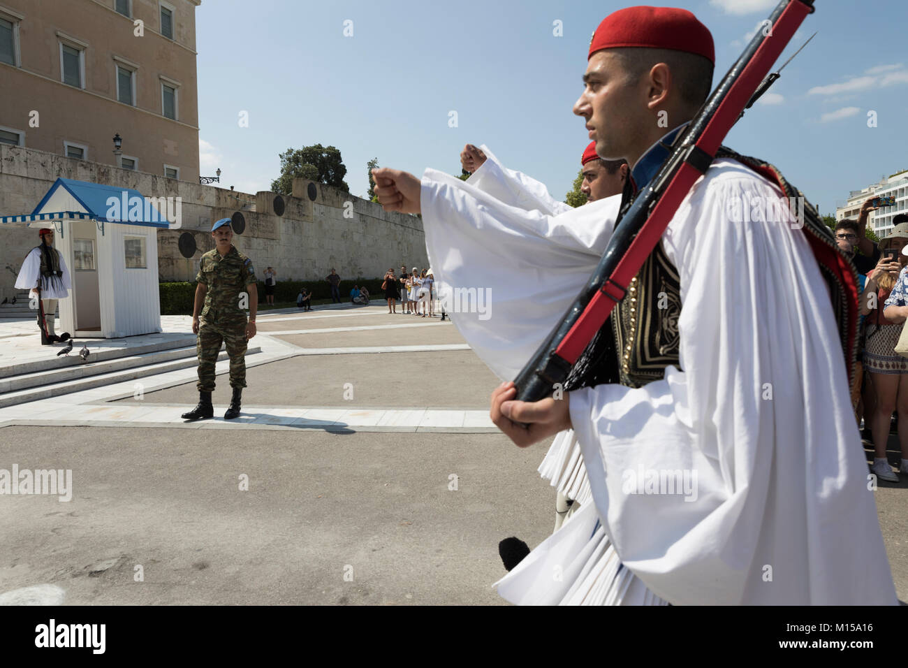 Cambio della guardia presso la tomba del Milite Ignoto in piazza Syntagma, Atene, Grecia, Europa Foto Stock