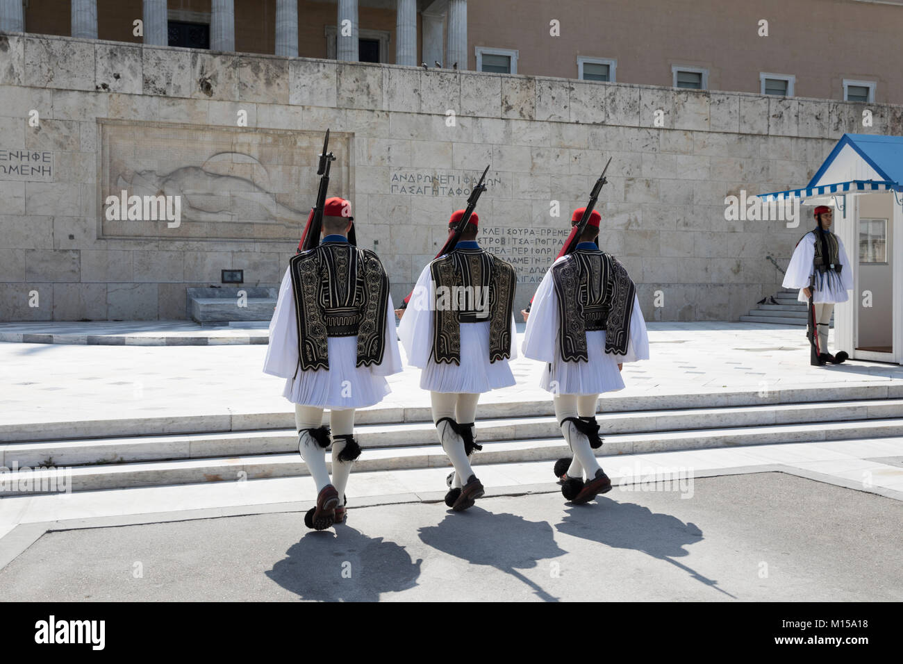 Cambio della guardia presso la tomba del Milite Ignoto in piazza Syntagma, Atene, Grecia, Europa Foto Stock
