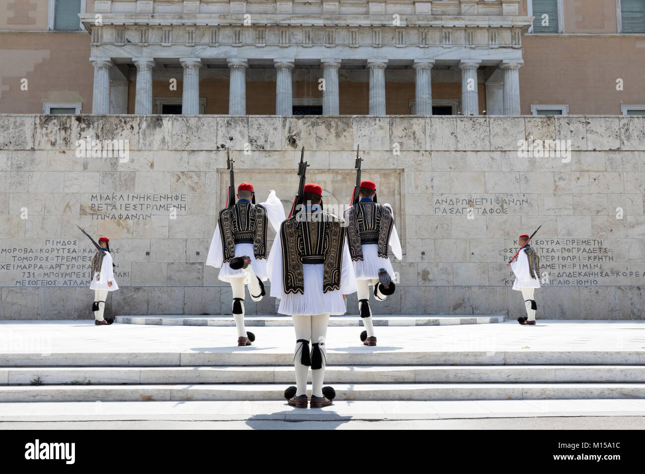 Cambio della guardia presso la tomba del Milite Ignoto in piazza Syntagma, Atene, Grecia, Europa Foto Stock