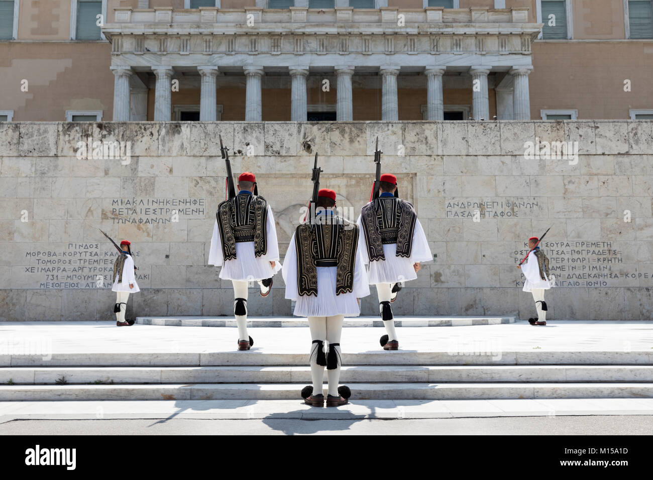 Cambio della guardia presso la tomba del Milite Ignoto in piazza Syntagma, Atene, Grecia, Europa Foto Stock