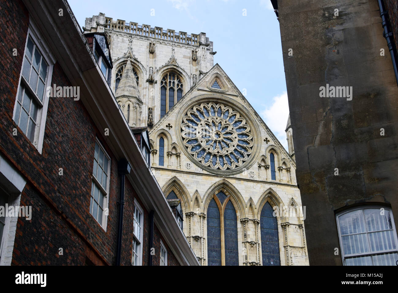 Il rosone della cattedrale di York Minster, come visto da un lato della strada Foto Stock