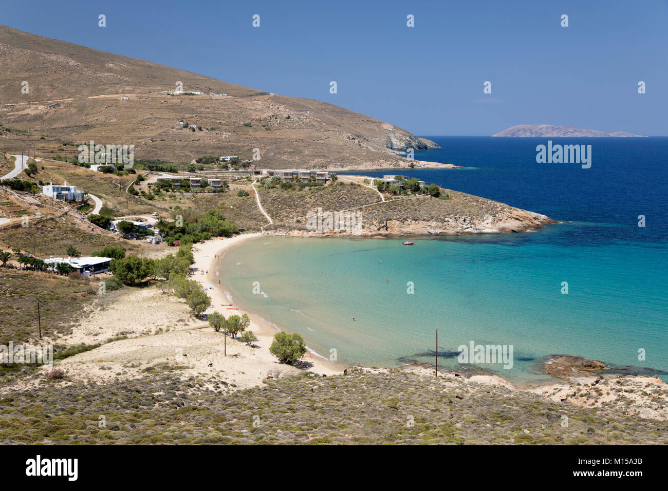 Vista su Psili Ammos Beach sull isola della costa orientale, Serifos, Cicladi, il Mare Egeo e le isole greche, Grecia, Europa Foto Stock