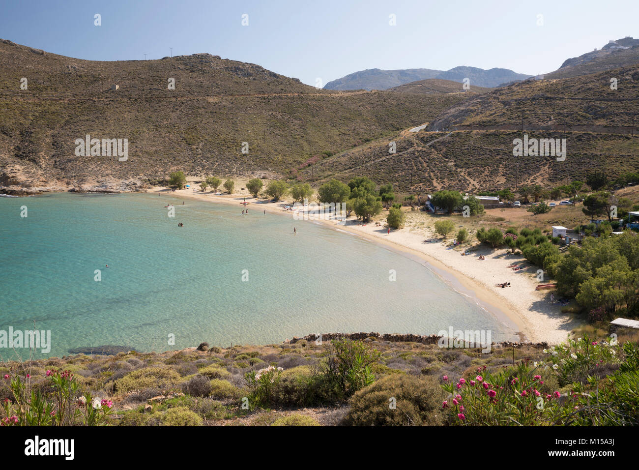 Vista su Psili Ammos Beach sull isola della costa orientale, Serifos, Cicladi, il Mare Egeo e le isole greche, Grecia, Europa Foto Stock