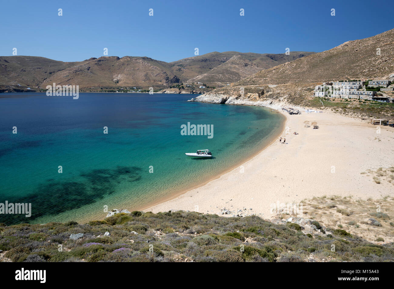 Vagia spiaggia con vista del Coco Mat Hotel sulla costa sud, Serifos, Cicladi, il Mare Egeo e le isole greche, Grecia, Europa Foto Stock