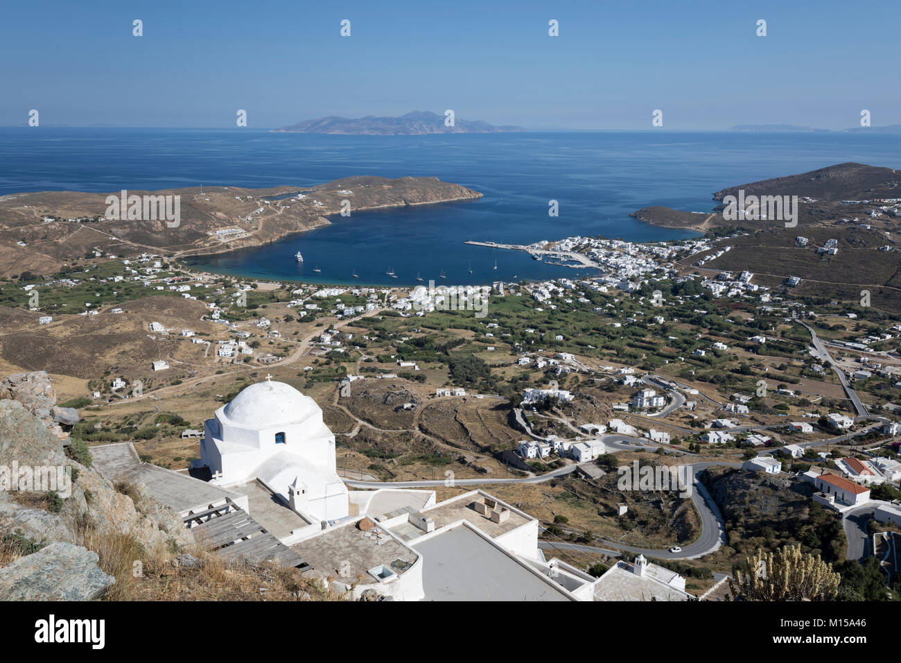 Vista sulla baia di Livadi e Greco bianco chiese ortodosse dalla parte superiore del Pano Chora, Serifos, Cicladi, il Mare Egeo e le isole greche, Grecia, Europa Foto Stock