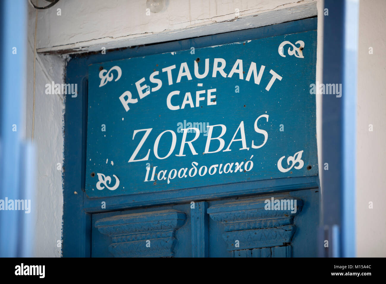 Zorbas restaurant sign, Pano Chora, Serifos, Cicladi, il Mare Egeo e le isole greche, Grecia, Europa Foto Stock
