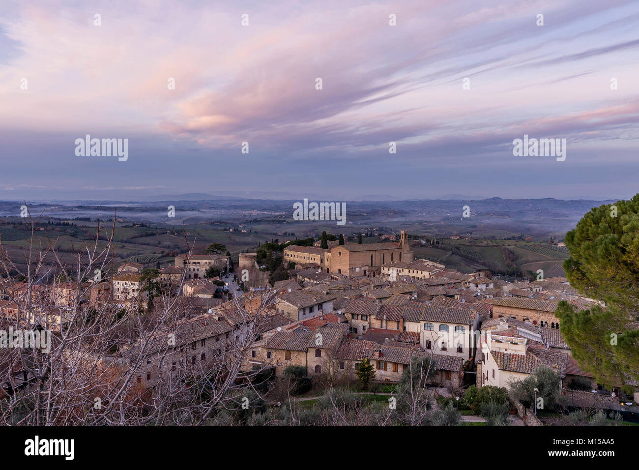 Vista aerea di San Gimignano e la chiesa di Sant'Agostino al tramonto, Siena, Toscana, Italia Foto Stock