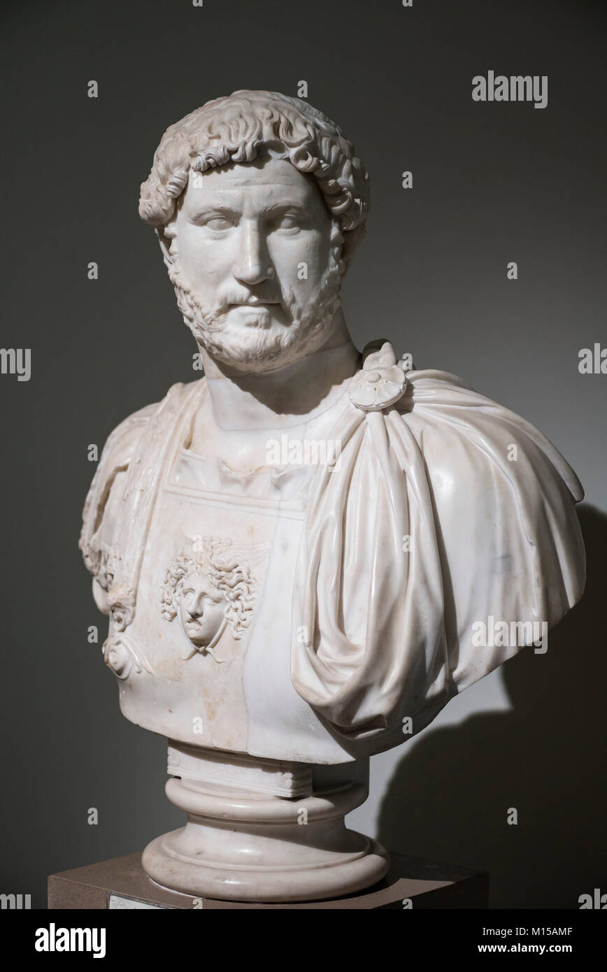 Napoli. L'Italia. Busto di imperatore romano Adriano indossando una corazza. Museo Archeologico Nazionale di Napoli. Museo Archeologico Nazionale di Napoli Foto Stock