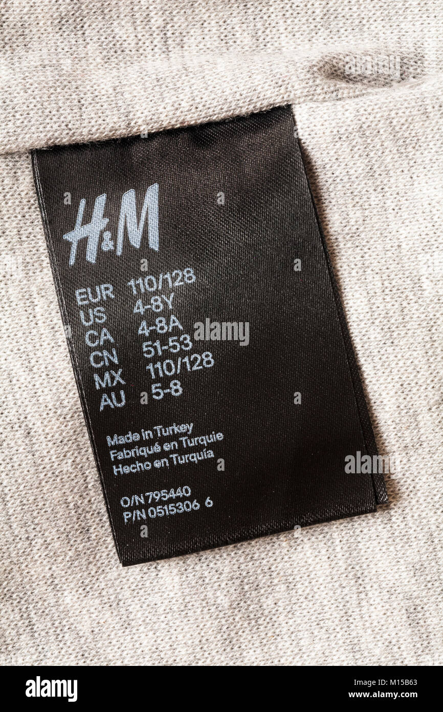 Etichetta in H&M hat realizzati in Turchia che mostra le dimensioni di conversioni in diversi paesi Foto Stock