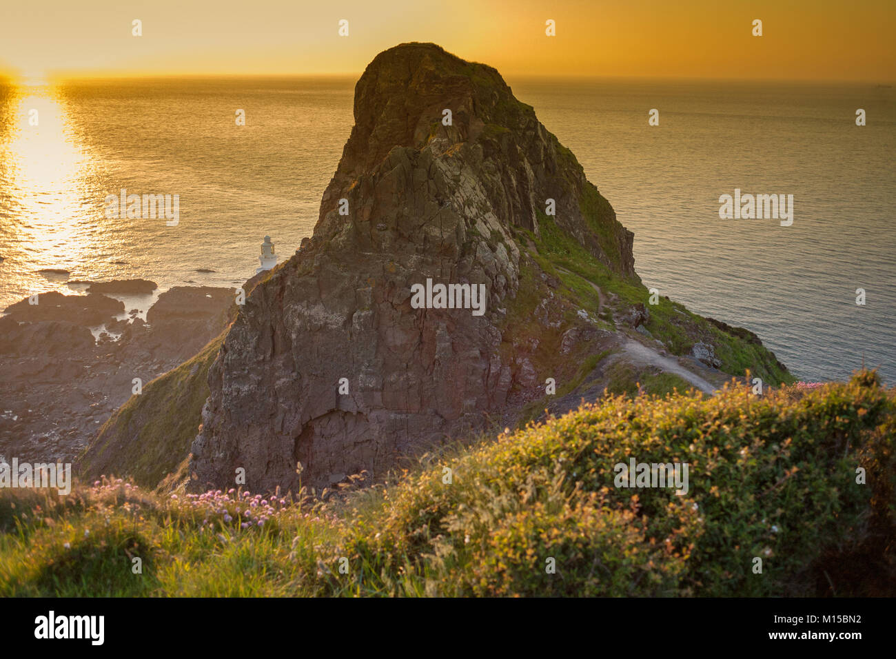 Hartland Point Lighthouse, Devon, Inghilterra, Regno Unito. Al tramonto Foto Stock