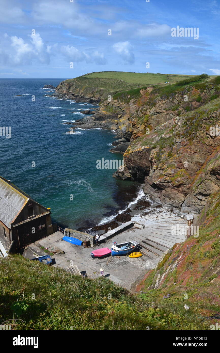 Vista di Polpeor Cove, da South West Coast Path sulla penisola di Lizard, Cornwall, Regno Unito Foto Stock