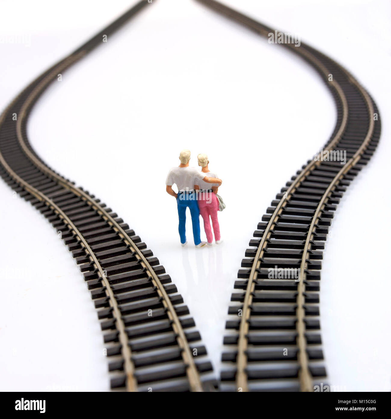 Figurina di un paio tra toy binari del treno Foto Stock