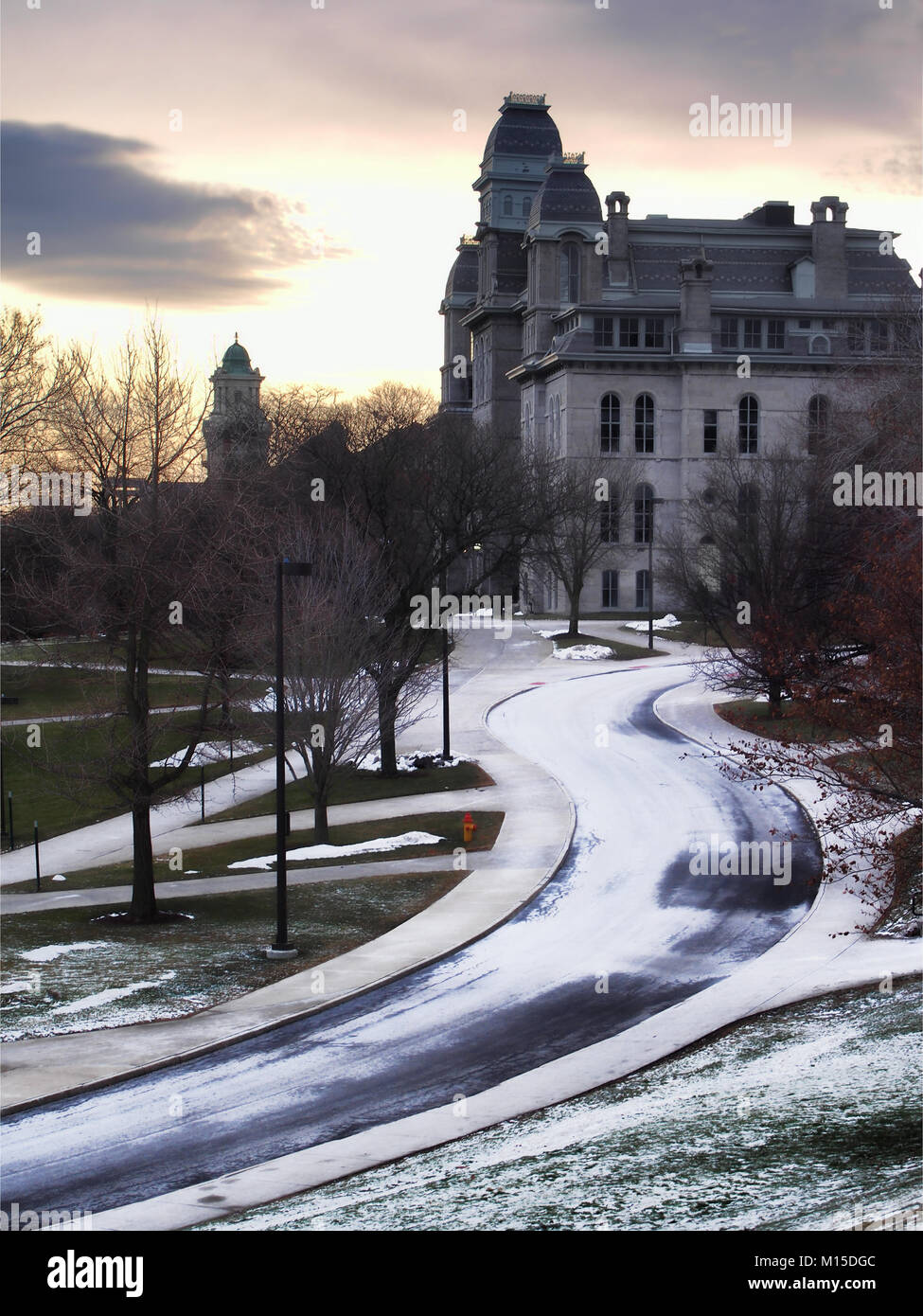 Syracuse, New York, Stati Uniti d'America. Il 27 gennaio 2018. La Syracuse University Hall di lingue su Crouse Drive sul Syracuse University campus a sunrise. Foto Stock