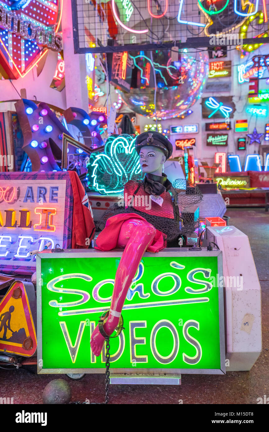 Insegne al neon disponibili a noleggio dèi proprio junkyard in Walthamstow, Londra. Foto Data: Venerdì, 26 gennaio 2018. Foto: Roger Garfield/Alamy Foto Stock