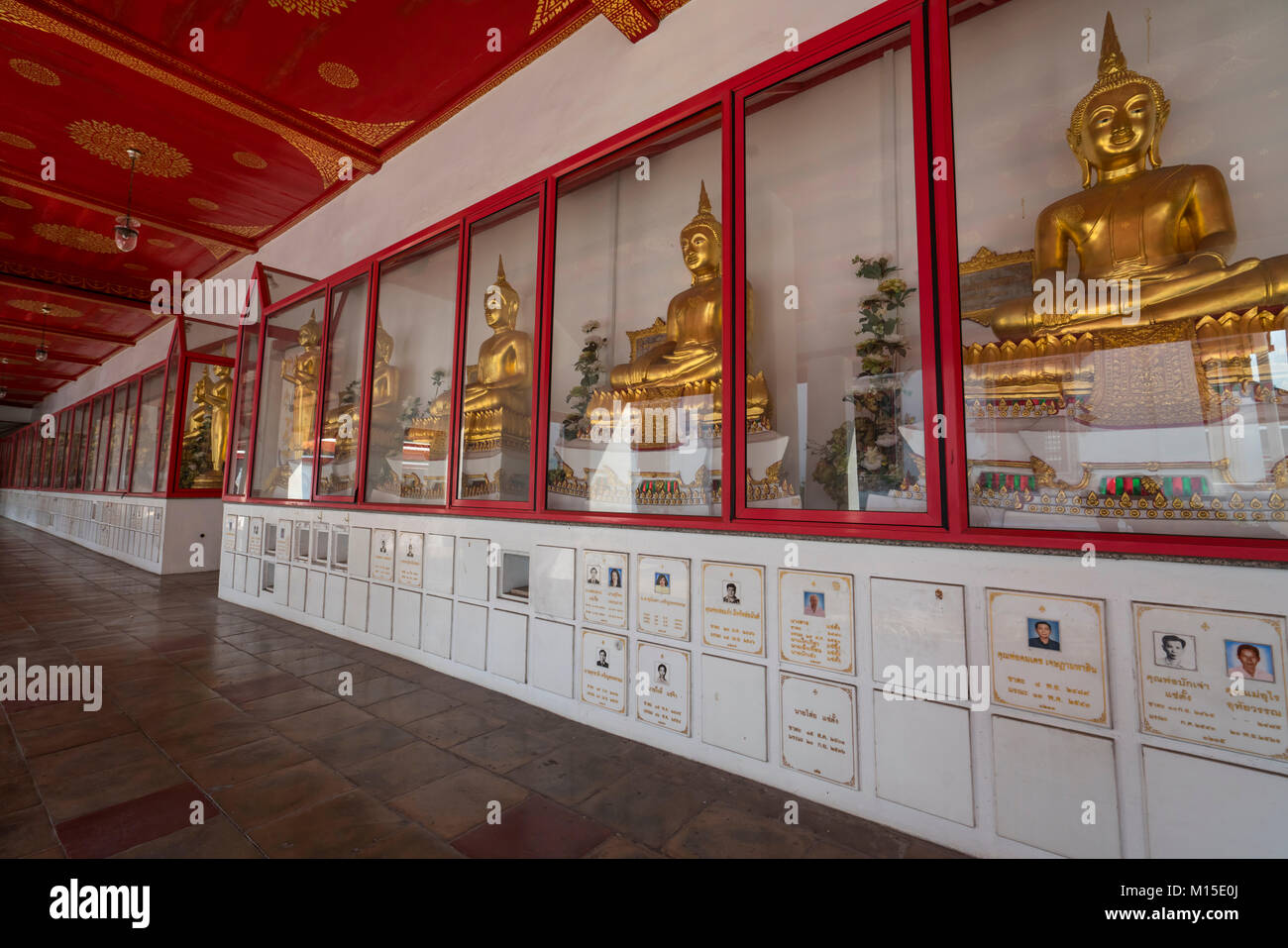 Le statue di Buddha in Wat Patumkongka Rachaworawlham Soi a Bangkok Foto Stock