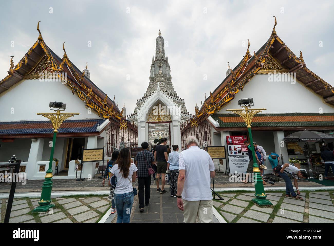 La facciata di un edificio del complesso di Wat Arun tempio a Bangkok, in Thailandia Foto Stock