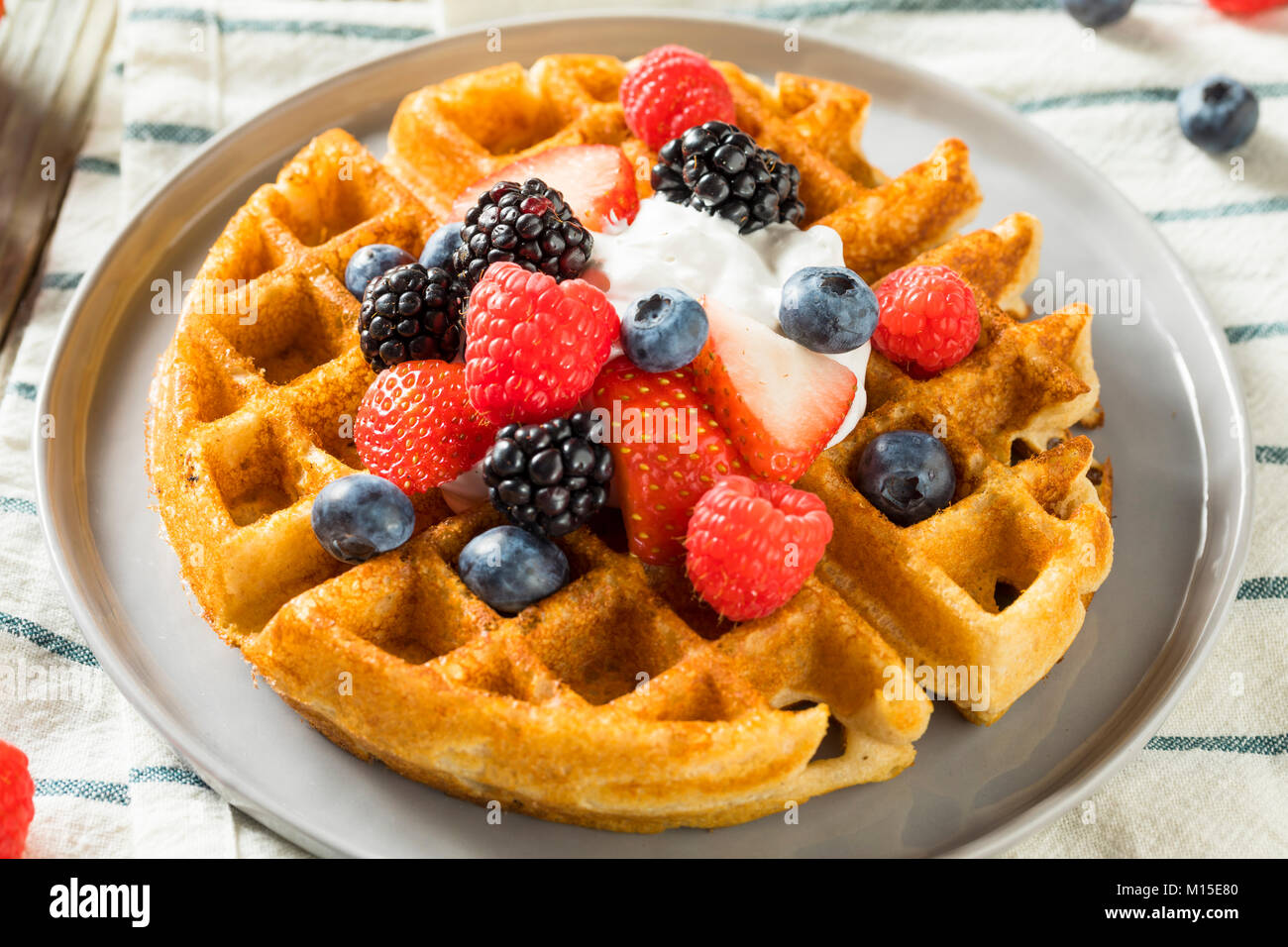 Dolci fatti in casa Berry waffle belgi con panna montata Foto Stock